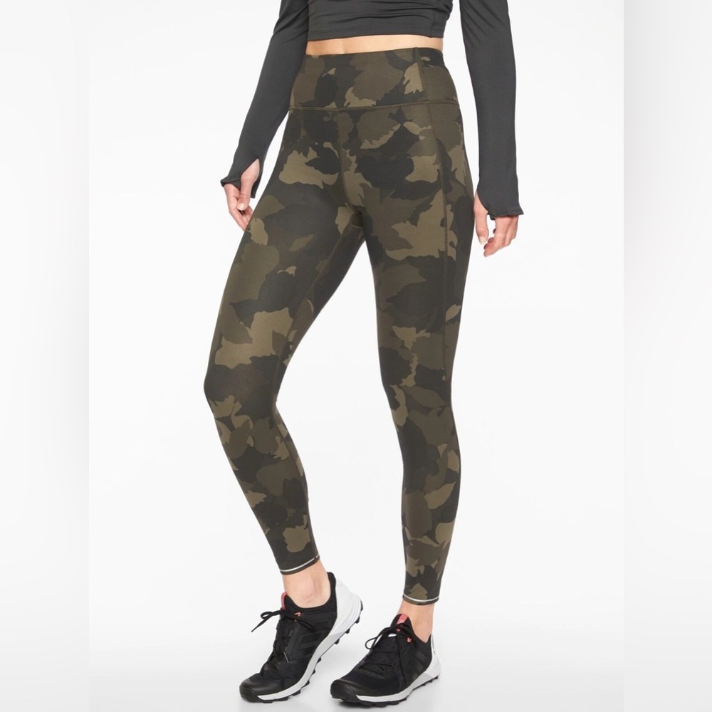Athleta Run Free Camo 7/8 Tight in Arbor Olive SIZE XS. #353647‎
